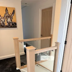 Bespoke oak and glass balustrade on a first-floor landing